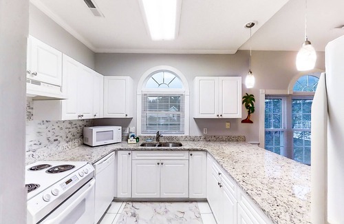 Myrtle Beach Condo | Inviting 3rd floor condo with pool, fitness area, golf, central AC, & W/D