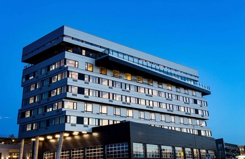 River North Art District Hotel | Inviting Boutique Hotel w/Rooftop Views, Plush Mattresses & Cozy Decor