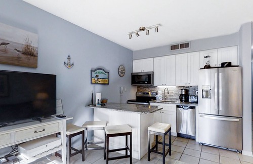 Destin Condo | Inviting Condo w/Shared Pool, Sun Deck, and Short 2-Min Walk to the Beach