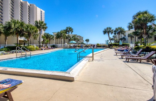 Destin Condo | Inviting Condo w/Shared Pool, Sun Deck, and Short 2-Min Walk to the Beach