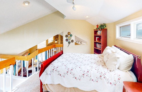 Gunnison House | Inviting home with mountain view, hot tub, fireplace & W/D -dog-friendly