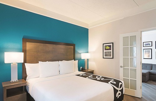 Orlando Hotel | Inviting King Room w/Pool & Free Breakfast – Cozy Stay near Orlando Attractions