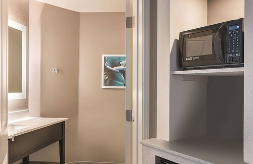 Orlando Hotel | Inviting King Room w/Pool & Free Breakfast – Cozy Stay near Orlando Attractions