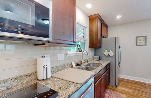 Fernandina Beach Cottage | Inviting waterfront cottage w separate garage apartment and stunning marsh view