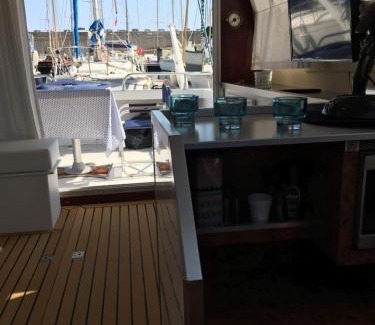 Sete Boat Rental | IPHARRA - Bateau à quai