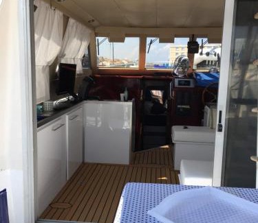 Sete Boat Rental | IPHARRA - Bateau à quai