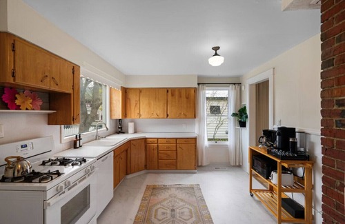 Garden District Apartment | Ironman Bike Route! Hot Tub+Prime DownTwn Location