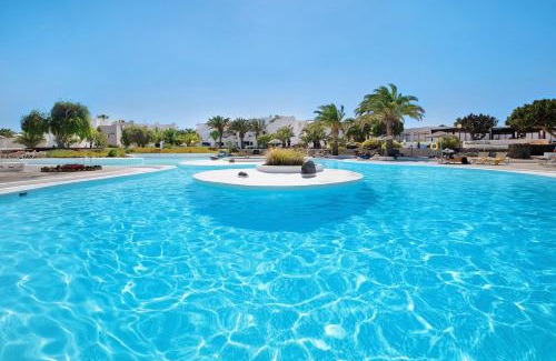 Costa Teguise Apartment | Isla and Ocean with pool and wifi