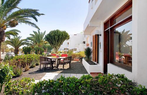 Costa Teguise Apartment | Isla and Ocean with pool and wifi
