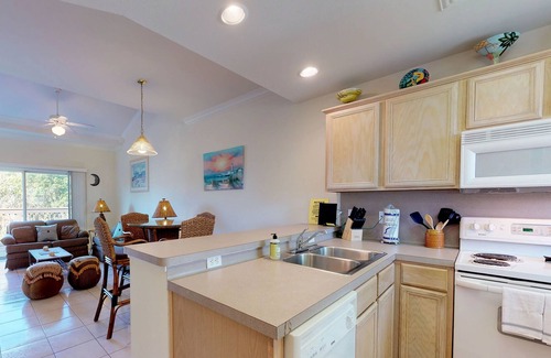 South Padre Island Condo | Island condo w/ balcony, shared pool, & hot tub - one block from the beach!