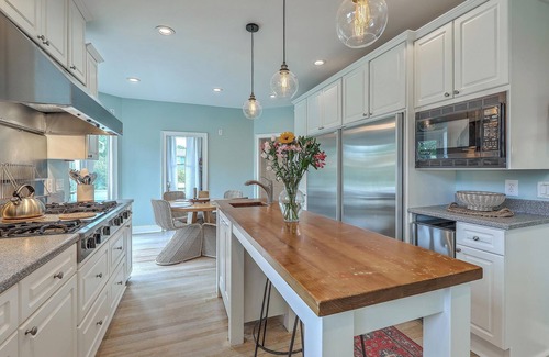 Isle of Palms House | Island Escape: Luxe Home w/Porch, Golf Course Views & Walk to Beach