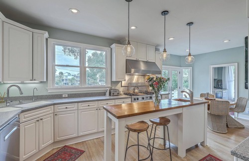 Isle of Palms House | Island Escape: Luxe Home w/Porch, Golf Course Views & Walk to Beach