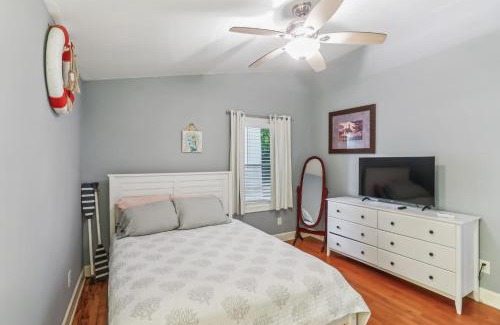 Saint Simons Heights House | Island Getaway | Fire Pit Patio | 5 mins to Beach