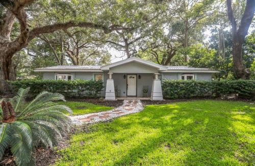 Saint Simons Heights House | Island Getaway | Fire Pit Patio | 5 mins to Beach