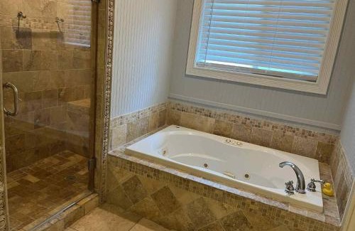 Saint Simons Heights House | Island Getaway | Fire Pit Patio | 5 mins to Beach