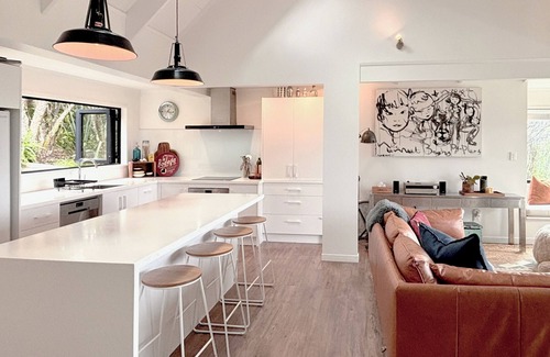 Ostend House | Island living with ocean views and modern comfort. 5min to Onetangi & Palm Beach