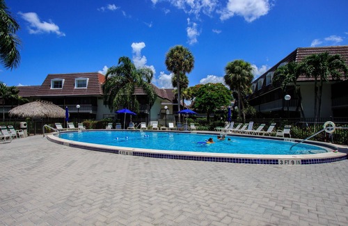 Marco Island Condo | Island Manor G-5 - Relax and enjoy your vacation in this lovely one bed room condo rental.