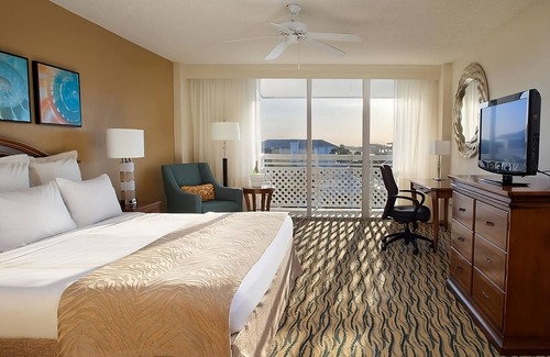 Stuart House | Island Oasis! 2 Roomy Units, Free Parking, Minutes to Bathtub Reef Beach!