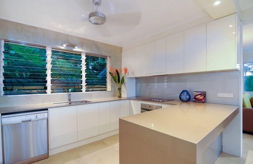 Port Douglas Apartment | Island Point Villa 4 - Close to Town with Magnificent Ocean Views.