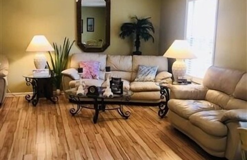 Saint Simons Heights Condo | ISLAND SQUARE CONDO - CONVENIENTLY LOCATED TO SHOPPING AND DINING