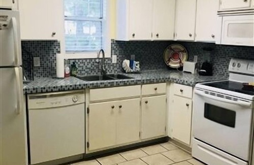 Saint Simons Heights Condo | ISLAND SQUARE CONDO - CONVENIENTLY LOCATED TO SHOPPING AND DINING