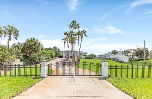 Crescent Beach Apartment | Island Time - Oceanfront Bliss