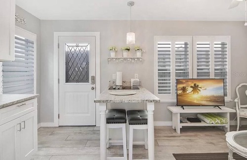 Clearwater Beach Cottage | Island Vibes Cottage | Amazing Location