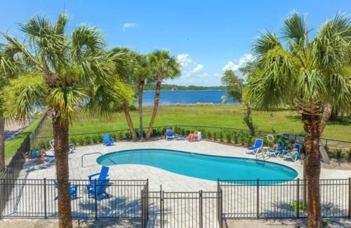 Sunnyside Apartment | Islandia 319 Waterfront With A Pool