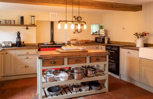 Thrapston House | Islip Mill House - Beautiful Riverside Home by Interhome