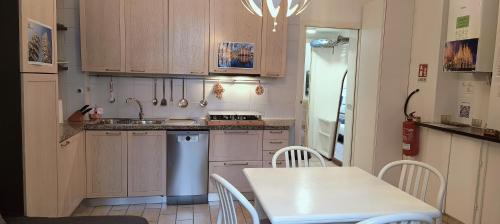 Chinatown Apartment | Isola di Chinatown Bilocale nel cuore di Milano, comfort e stile autentico con 3 letti