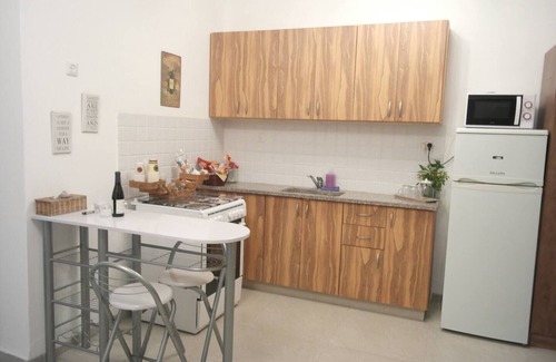 Rehovot Apartment | Israeli Home is an accommodation offering garden views.