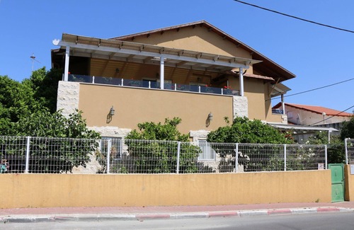 Rehovot Apartment | Israeli Home is an accommodation offering garden views.