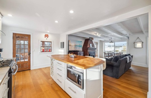 Newbury House | It's All Good | Hot Tub | Steps to Beach | Yard