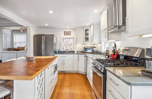 Newbury House | It's All Good | Hot Tub | Steps to Beach | Yard