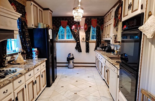 Redmont Park House | Italian Villa with city view of Birmingham with hot tub and security!