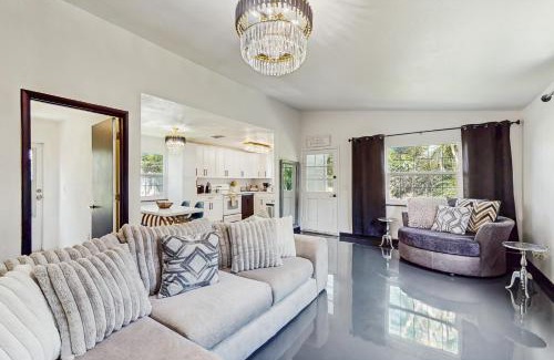 Ridge Wood Heights House | Its All There in Black and White