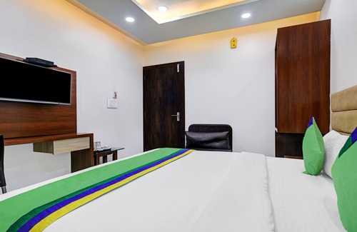 Gandhinagar Hotel | Itsy By Treebo - The Midway Sky
