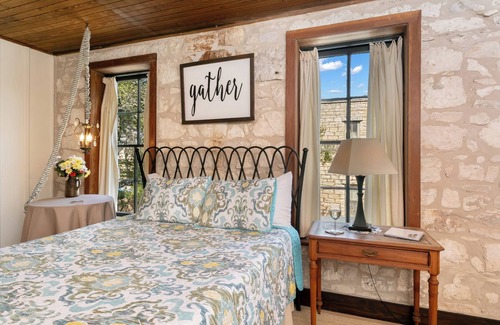 Fredericksburg Hotel | Itz Inn Back Privacy Suite | Sleeps 2 | Next to Hondo's On Main Street