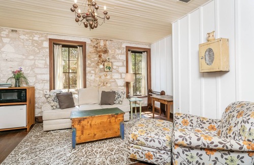 Fredericksburg Hotel | Itz Inn Back Privacy Suite | Sleeps 2 | Next to Hondo's On Main Street