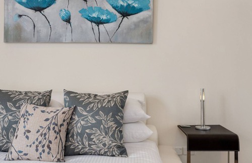 Ivanhoe Apartment | Ivanhoe Gem - Walk to Shops, Station & Great Views