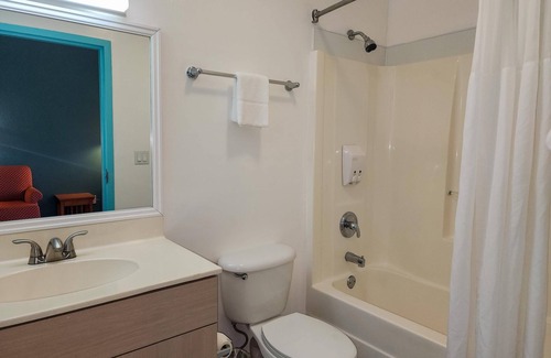 Everglades City Hotel | Ivey House Hotel - King Room