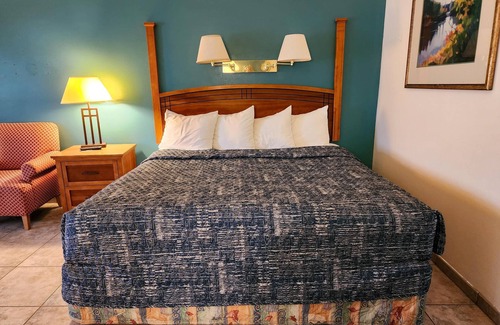 Everglades City Hotel | Ivey House Hotel - King Room