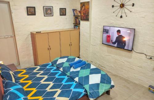 Juhu House | Ivory Room - Compact studio