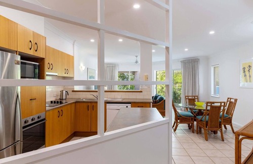 Palm Cove Apartment | Ivy at Coral Horizons A Retro Beachfront Locale