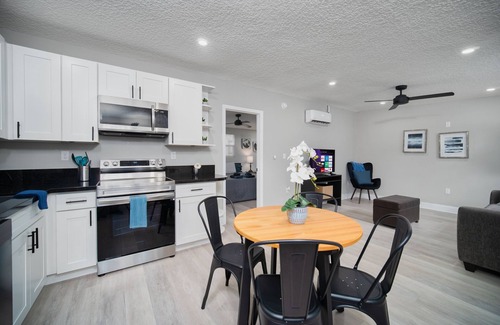 Oak Haven Apartment | ~[J] River Bank Repose Sleeps 4 Private Units~