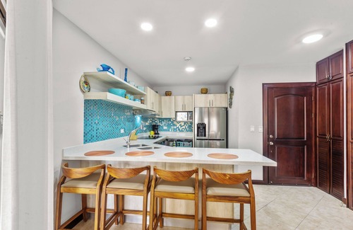 Barrio Los Faroles Condo | Jaco Beachfront Elegance at Tres Regalos Pristine Views in Lovely Jacó Beach