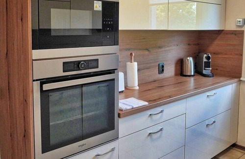 Limbus House | Jacuzzi, BBQ and EV Charger | 5BR Villa with Garden