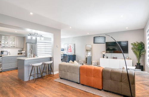 Niagara Falls House | Jacuzzi, cold plunge, pool, full gym & 5min drive to the FALLS! CDN SIDE