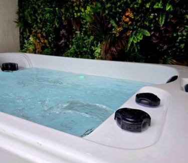 Port-Saint-Louis-du-Rhone Apartment | Jacuzzi & Jardin privé - Suite Tropicale