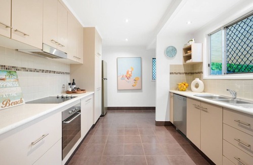 Southport House | jACUZZi gARDeNs! Spa - Fire Pit - Swings - Parking